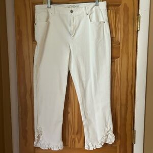 Elegant White Cropped Jeans with Ruffle Hem